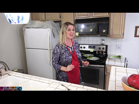 ❤️ Ibu tiri memerah susunya di dapur sebelum tarikhnya Video seks pada ms.quizfarmature.ru